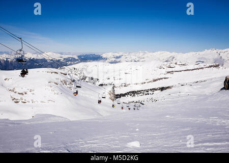 Lindars Nord deux personne transportant les skieurs de têtes du télésiège des Lindars, Flaine, Haute Savoie, Rhône-Alpes, France, Europe. Banque D'Images