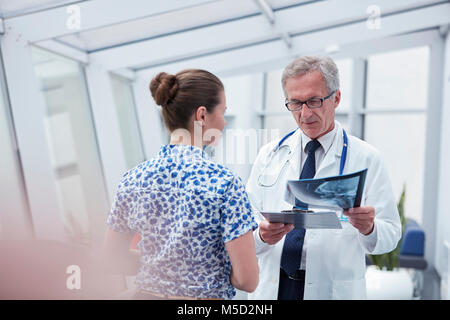 Médecin et l'infirmière avec x-ray de parler à l'hôpital Banque D'Images