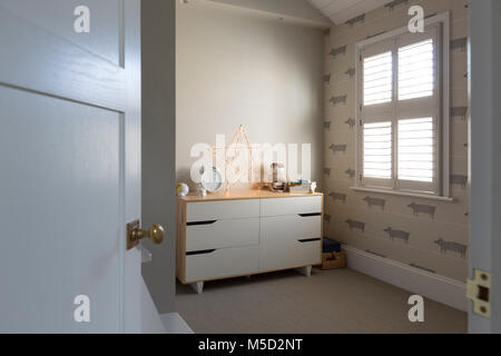 Star light string lumineux sur une commode dans la chambre de l'enfant Banque D'Images