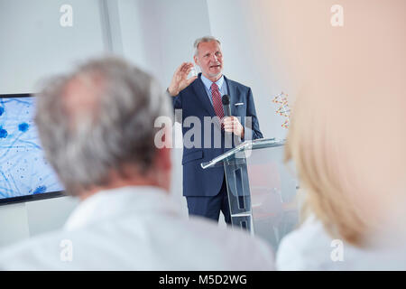 Homme d'administrateur à l'hôpital de conférence de premier plan Banque D'Images