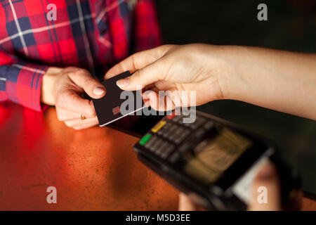 Insérer carte femme dans Terminal pour payer pour le café Banque D'Images