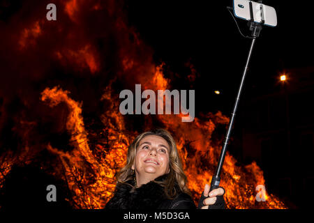 Jolie femme prend un en face de selfies un grand incendie lors d'une fête du village de nuit Banque D'Images