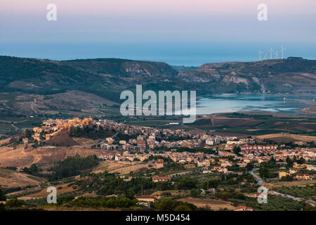 Une vue du village de Sambuca di Sicilia, Italie. Sambuca di Sicilia est une municipalité dans la province d'Agrigente dans la région Sicile, lo Banque D'Images