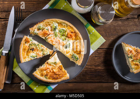 Quiche brocoli et saumon classique fabriqué à partir de pâte brisée avec des fleurons de brocoli et saumon fumé dans une sauce onctueuse à la crème d'oeufs de poules Banque D'Images