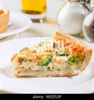 Quiche brocoli et saumon classique fabriqué à partir de pâte brisée avec des fleurons de brocoli et saumon fumé dans une sauce onctueuse à la crème d'oeufs de poules Banque D'Images