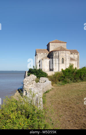 L'église Sainte Radegonde est située dans le sud-ouest de la France. Elle donne sur l'estuaire de la Gironde Banque D'Images