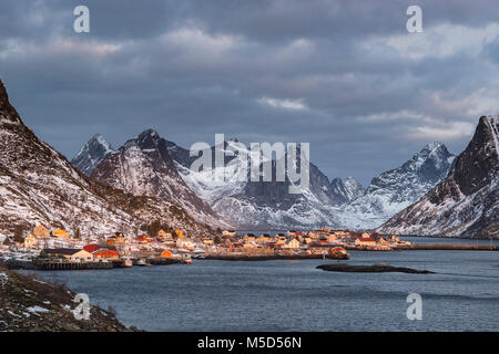 Vue sur le village de pêche Reine entourée de montagnes escarpées, de Reine, les îles Lofoten, Norvège Banque D'Images