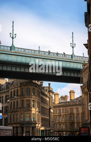 Pont de Newcastle, personnes traversant le pont Tyne regarder vers le bas sur le côté de la vieille ville près du Quayside à Newcastle Upon Tyne, England, UK Banque D'Images