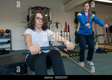 Les élèves travaillent et former dans un gymnase pendant un cours au collège Banque D'Images