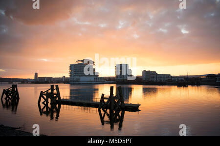 La baie de Cardiff au coucher du soleil, à Cardiff, Pays de Galles, Royaume-Uni. Banque D'Images