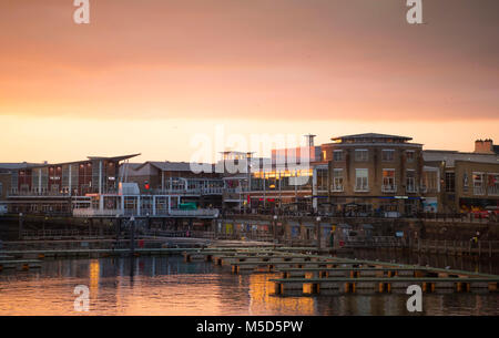 Mermaid Quay, la baie de Cardiff au coucher du soleil, à Cardiff, Pays de Galles, Royaume-Uni. Banque D'Images