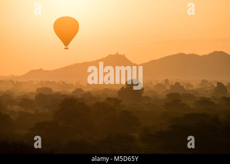 Silhouette de ballon avec le lever du soleil sur les anciens temples de Bagan, Myanmar Banque D'Images