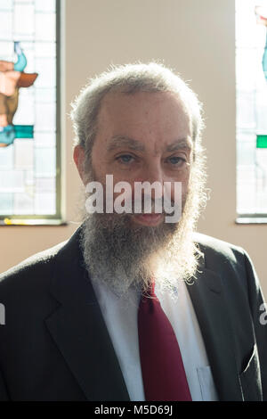 Un rabbin se tient dans une synagogue pour un portrait Banque D'Images