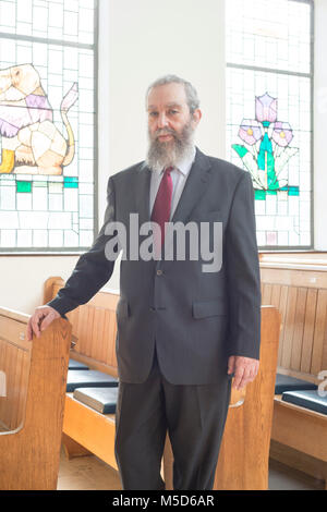 Un rabbin se tient dans une synagogue pour un portrait Banque D'Images