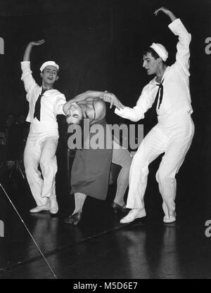 Deux marins danse avec femme en robe du soir, 60, Berlin, Allemagne Banque D'Images