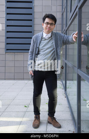 Un jeune étudiant étranger se dresse autour du campus pour les portraits Banque D'Images