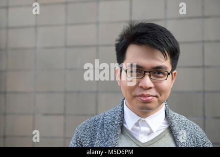 Un jeune étudiant étranger se dresse autour du campus pour les portraits Banque D'Images