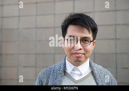 Un jeune étudiant étranger se dresse autour du campus pour les portraits Banque D'Images
