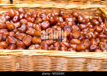 Dates des fruits. Pile de fruits frais ou secs ce jour dans un panier. Nourriture frais sain Banque D'Images