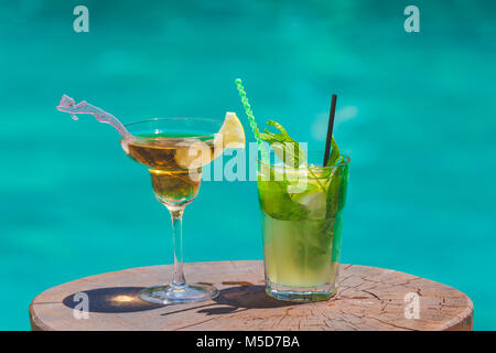 Deux cocktails sur la table en bois à côté d'une piscine extérieure Banque D'Images