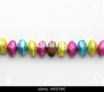 Foil wrapped easter candy dans une rangée un candy unwrapped Banque D'Images