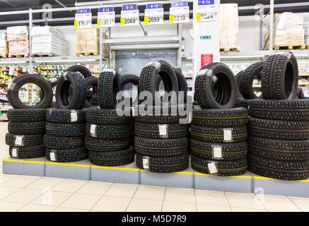 Samara, Russie - 8 octobre, 2017 : Tout nouveau pneus hiver empilés à vendre à l'hypermarché Lenta Banque D'Images