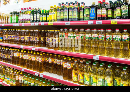 Samara, Russie - 8 octobre, 2017 : huile de tournesol conditionnement différents prêts pour la vente dans le supermarché Banque D'Images