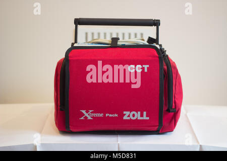 Défibrillateur Zoll TDC dans l'équipement de transport rouge pour un arrêt cardiaque, ECG, l'AED Banque D'Images