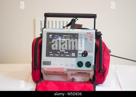 Défibrillateur Zoll TDC dans l'équipement de transport rouge pour un arrêt cardiaque, ECG, l'AED Banque D'Images