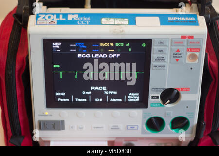 Défibrillateur Zoll TDC dans l'équipement de transport rouge pour un arrêt cardiaque, ECG, l'AED Banque D'Images