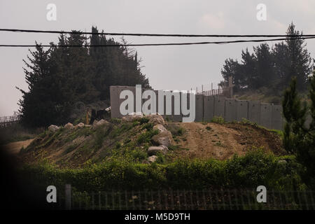 Misgav Am, Israël. 21 Février, 2018. Kibboutz Misgav Am, avec une population d'environ 300, situé en Haute Galilée, près de la frontière libanaise, est entourée d'une clôture de sécurité, bunkers, tranchées, abris souterrains et les résidents prêts à réagir à toute situation d'urgence. Les efforts de la diplomatie pour résoudre les tensions entre Israël et le Liban en cours avec la médiation de l'État américain du Ministère Satterfield. Les différends sur la frontière israélienne construction d'un mur, le début de l'exploration de gaz en mer et l'accroissement de l'arsenal du Hezbollah soutenu par l'Iran ont causé ce pic Banque D'Images