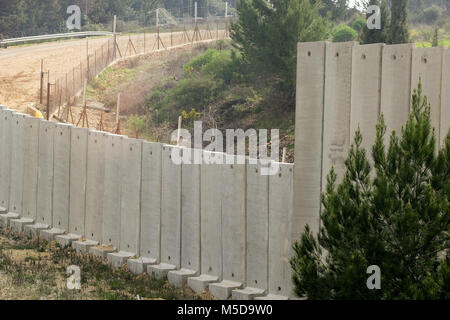 Misgav Am, Israël. 21 Février, 2018. Kibboutz Misgav Am, avec une population d'environ 300, situé en Haute Galilée, près de la frontière libanaise, est entourée d'une clôture de sécurité, bunkers, tranchées, abris souterrains et les résidents prêts à réagir à toute situation d'urgence. Les efforts de la diplomatie pour résoudre les tensions entre Israël et le Liban en cours avec la médiation de l'État américain du Ministère Satterfield. Les différends sur la frontière israélienne construction d'un mur, le début de l'exploration de gaz en mer et l'accroissement de l'arsenal du Hezbollah soutenu par l'Iran ont causé ce pic Banque D'Images