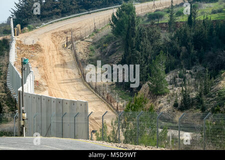 Misgav Am, Israël. 21 Février, 2018. Kibboutz Misgav Am, avec une population d'environ 300, situé en Haute Galilée, près de la frontière libanaise, est entourée d'une clôture de sécurité, bunkers, tranchées, abris souterrains et les résidents prêts à réagir à toute situation d'urgence. Les efforts de la diplomatie pour résoudre les tensions entre Israël et le Liban en cours avec la médiation de l'État américain du Ministère Satterfield. Les différends sur la frontière israélienne construction d'un mur, le début de l'exploration de gaz en mer et l'accroissement de l'arsenal du Hezbollah soutenu par l'Iran ont causé ce pic Banque D'Images