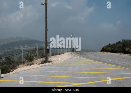 Misgav Am, Israël. 21 Février, 2018. Kibboutz Misgav Am, avec une population d'environ 300, situé en Haute Galilée, près de la frontière libanaise, est entourée d'une clôture de sécurité, bunkers, tranchées, abris souterrains et les résidents prêts à réagir à toute situation d'urgence. Les efforts de la diplomatie pour résoudre les tensions entre Israël et le Liban en cours avec la médiation de l'État américain du Ministère Satterfield. Les différends sur la frontière israélienne construction d'un mur, le début de l'exploration de gaz en mer et l'accroissement de l'arsenal du Hezbollah soutenu par l'Iran ont causé ce pic Banque D'Images