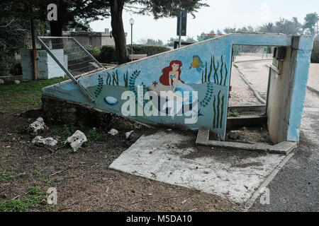 Misgav Am, Israël. 21 Février, 2018. Kibboutz Misgav Am, avec une population d'environ 300, situé en Haute Galilée, près de la frontière libanaise, est entourée d'une clôture de sécurité, bunkers, tranchées, abris souterrains et les résidents prêts à réagir à toute situation d'urgence. Les efforts de la diplomatie pour résoudre les tensions entre Israël et le Liban en cours avec la médiation de l'État américain du Ministère Satterfield. Les différends sur la frontière israélienne construction d'un mur, le début de l'exploration de gaz en mer et l'accroissement de l'arsenal du Hezbollah soutenu par l'Iran ont causé ce pic Banque D'Images