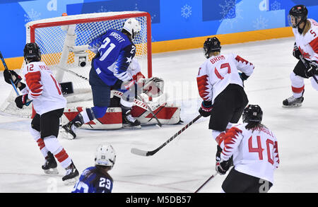 Gangneung, Corée du Sud. Feb 22, 2018. 22 février 2018, la Corée du Sud, Gangneung, Jeux Olympiques, le hockey sur glace, féministe, finale, Canada vs USA, Kwandong-Hockey-centre : Hilary Knight (21 C), de l'USA marque le but de 1-0 contre le Canada. Crédit : Peter Kneffel/dpa/Alamy Live News Crédit : afp photo alliance/Alamy Live News Banque D'Images