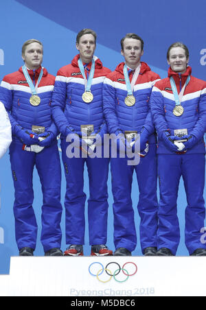 Pyeongchang, Corée du Sud. Feb 22, 2018. L'équipe champion de Norvège de poser pour des photos au cours d'une cérémonie de remise de médailles de la poursuite par équipe de patinage de vitesse aux Jeux Olympiques d'hiver de PyeongChang 2018 Médaille au Plaza, PyeongChang, Corée du Sud, le 22 février 2018. Credit : Bai Xuefei/Xinhua/Alamy Live News Banque D'Images