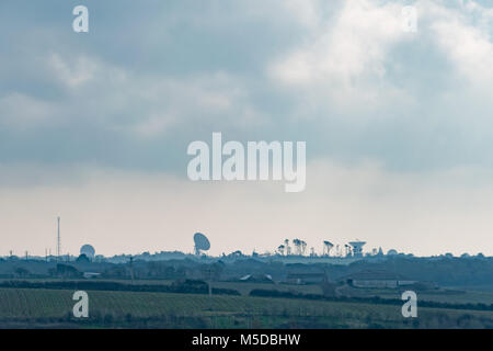 Près de Goonhilly Downs, Helston, Cornwall, UK. 22 févr. 2018. Il a été annoncé aujourd'hui qu'un investissement de 8,4 millions de livres aura lieu à l'élaboration de la Terre à Goonhilly Station pour des missions spatiales. Les médias sociaux sont déjà en utilisant le slogan 'Helston nous avons un problème'. Dans le cadre d'un nouveau projet annoncé aujourd'hui par le Cornwall & Îles Scilly Local Enterprise Partnership (LEP), seront mis à niveau à Goonhilly afin de lui permettre de fournir l'espace profond et suivi des services de communication par satellite sur une base commerciale. Crédit : Simon Maycock/Alamy Live News Banque D'Images