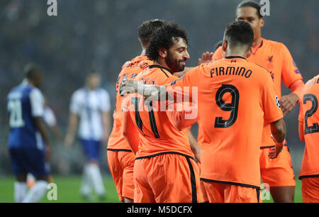 Salah de Liverpool (L), célèbre après avoir marqué un but, lors de la ronde de la Ligue des Champions de l'UEFA 16, première étape match de foot, le FC Porto - Liverpool FC qui a eu lieu au stade Dragão. Porto, le 14 février de 2018. Pedro Trindade/ Movenphoto Banque D'Images