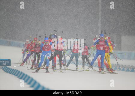 Pyeongchang, Corée du Sud. Feb 22, 2018. 22 février 2018, la Corée du Sud, aux Jeux Olympiques d'hiver de Pyeongchang, biathlon, relais, femmes, (4x6 km), Centre de préparation au biathlon d'Alpensia : le départ des athlètes. Crédit : Michael Kappeler/dpa/Alamy Live News Banque D'Images