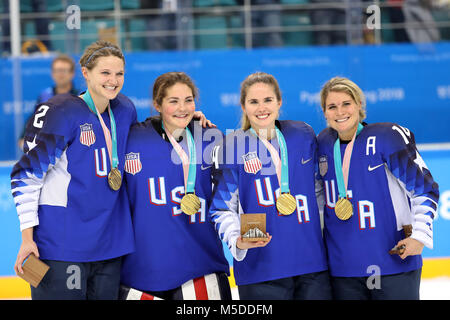 Gangneung, Corée du Sud. Feb 22, 2018. LEE STECKLEIN, NICOLE HENSLEY, DANI CAMERANESI, et BRIANNA DECKER celebreate avec l'équipe américaine de Hockey sur glace après avoir remporté la médaille d'or des femmes : Match contre le Canada à Gangneung Hockey Centre au cours de l'occasion des Jeux Olympiques d'hiver de Pyeongchang 2018. Crédit : Scott Mc Kiernan/ZUMA/Alamy Fil Live News Banque D'Images