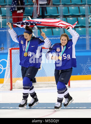 Gangneung, Corée du Sud. Feb 22, 2018. MEGAN KELLER et DANI CAMERANESI célébrer avec l'équipe américaine de Hockey sur glace après avoir remporté la médaille d'or des femmes : Match contre le Canada à Gangneung Hockey Centre au cours de l'occasion des Jeux Olympiques d'hiver de Pyeongchang 2018. Crédit : Scott Mc Kiernan/ZUMA/Alamy Fil Live News Banque D'Images