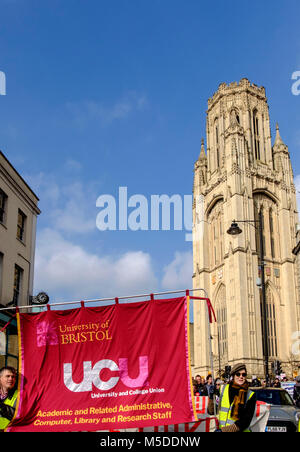 Bristol, Royaume-Uni. 22 févr. 2018. Les conférences universitaires ont entrepris une série de grèves pour protester contre les modifications apportées à leur régime de pension. L'université et collège et Union (UCU) maître de grève a été pris en charge par les étudiants et d'autres groupes locaux. Un Rassemblement se sont rassemblés devant le bâtiment, et après les testaments et les protestations des discours est décédé le rallye vers le bas de la rue du parc et dispersés sur College Green. Crédit : Mr Standfast/Alamy Live News Banque D'Images