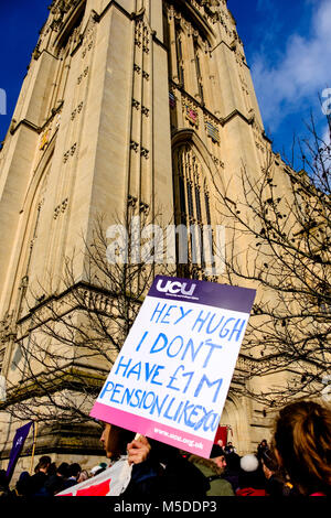 Bristol, Royaume-Uni. 22 févr. 2018. Les conférences universitaires ont entrepris une série de grèves pour protester contre les modifications apportées à leur régime de pension. L'université et collège et Union (UCU) maître de grève a été pris en charge par les étudiants et d'autres groupes locaux. Un Rassemblement se sont rassemblés devant le bâtiment, et après les testaments et les protestations des discours est décédé le rallye vers le bas de la rue du parc et dispersés sur College Green. Crédit : Mr Standfast/Alamy Live News Banque D'Images