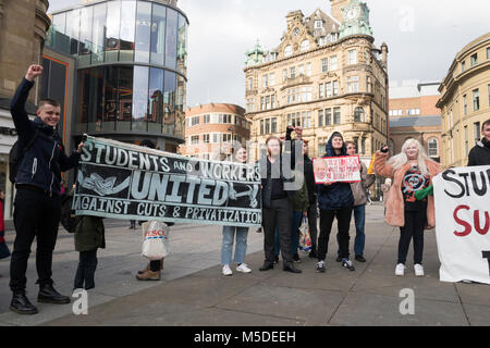 Newcastle Upon Tyne, au Royaume-Uni. 22 févr. 2018. Les étudiants de l'Université de Newcastle pour appuyer la suppression des réductions de plus de professeurs pour leur pension. Grey's Monument, Newcastle. (C) l'imagerie de Washington/Alamy Live News Banque D'Images