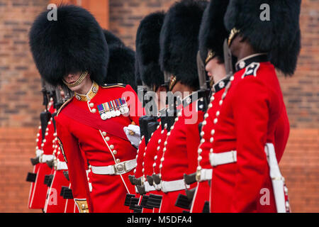 Windsor, Royaume-Uni. 21 Février, 2018. Un préposé inspecte le 1er Bataillon Coldstream Guards, choisie pour ses troupes de couleur pour l'anniversaire de la Reine le 9 juin Parade. Les soldats sont testés sur des connaissances militaires, l'histoire, les valeurs et les normes et leurs uniformes, de présentation et d'exercice sont minutieusement examinée. Les Coldstream Guards est le plus ancien régiment dans l'armée britannique. Credit : Mark Kerrison/Alamy Live News Banque D'Images