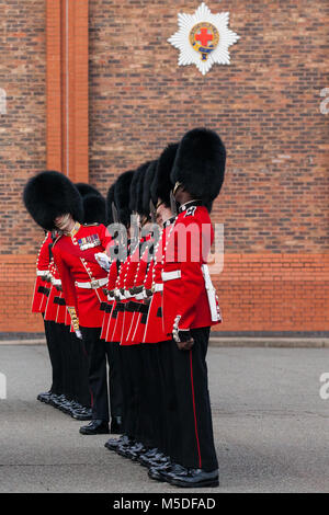 Windsor, Royaume-Uni. 21 Février, 2018. Un préposé inspecte le 1er Bataillon Coldstream Guards, choisie pour ses troupes de couleur pour l'anniversaire de la Reine le 9 juin Parade. Les soldats sont testés sur des connaissances militaires, l'histoire, les valeurs et les normes et leurs uniformes, de présentation et d'exercice sont minutieusement examinée. Les Coldstream Guards est le plus ancien régiment dans l'armée britannique. Credit : Mark Kerrison/Alamy Live News Banque D'Images