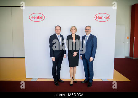 22 février 2018, l'Allemagne, Düsseldorf : Hans Van Bylen (L-R), chef de produits chimiques et de biens de consommation allemande Henkel, directeur personnel de l'entreprise Kathring Menges et directeur financier Carsten Knobel, se tenir à côté de l'autre au cours de la conférence de presse des états financiers. Photo : afp/Vennenbernd Rolf Banque D'Images