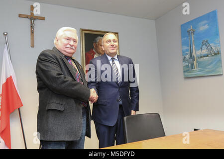 Gdansk, Pologne 22. 10 févr. 2018 L'ancien président de la Pologne Lech Walesa et prix Nobel (L) rencontre Grzegorz Schetyna (R) - la Plateforme civique (PO) au président Walesa bureau en centre de la Solidarité Européenne (SCE) à Gdansk. Schetyna et Walesa a parlé des prochaines élections locales et les candidats à la mairie de Gdansk. © Vadim Pacajev / Alamy Live News Banque D'Images