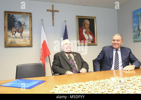 Gdansk, Pologne 22. 10 févr. 2018 L'ancien président de la Pologne Lech Walesa et prix Nobel (L) rencontre Grzegorz Schetyna (R) - la Plateforme civique (PO) au président Walesa bureau en centre de la Solidarité Européenne (SCE) à Gdansk. Schetyna et Walesa a parlé des prochaines élections locales et les candidats à la mairie de Gdansk. © Vadim Pacajev / Alamy Live News Banque D'Images